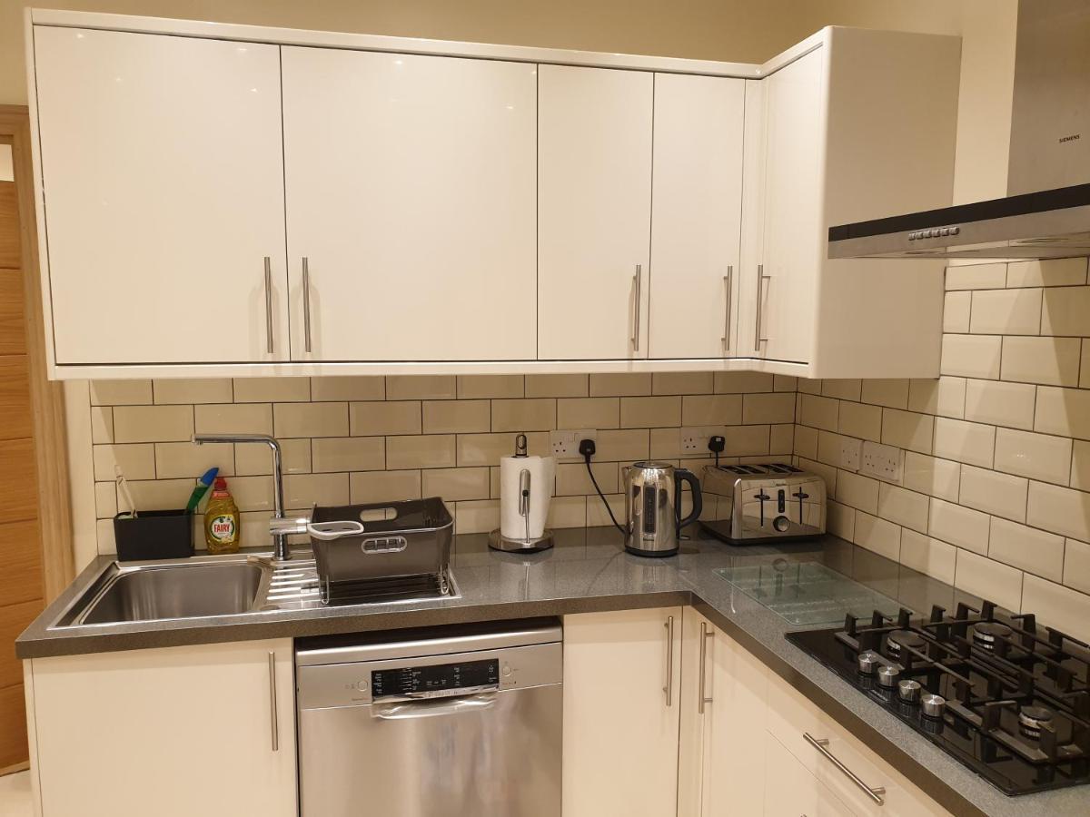 London Luxury Apartments 3 Bedroom Sleeps 8 With 3 Bathrooms 5 Mins Walk To Tube Station Free Parking Ilford Eksteriør bilde