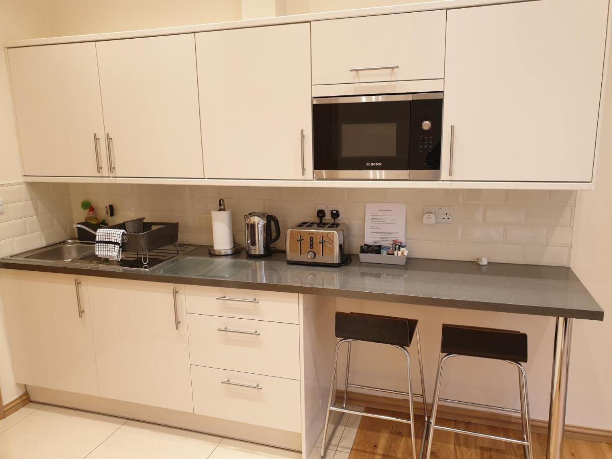 London Luxury Apartments 3 Bedroom Sleeps 8 With 3 Bathrooms 5 Mins Walk To Tube Station Free Parking Ilford Eksteriør bilde
