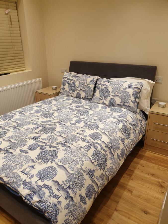 London Luxury Apartments 3 Bedroom Sleeps 8 With 3 Bathrooms 5 Mins Walk To Tube Station Free Parking Ilford Eksteriør bilde