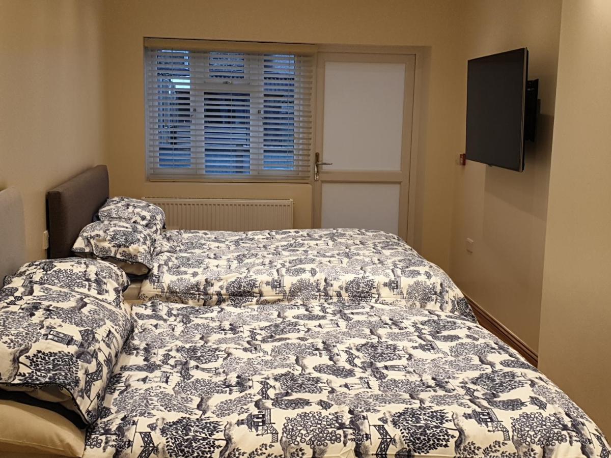 London Luxury Apartments 3 Bedroom Sleeps 8 With 3 Bathrooms 5 Mins Walk To Tube Station Free Parking Ilford Eksteriør bilde