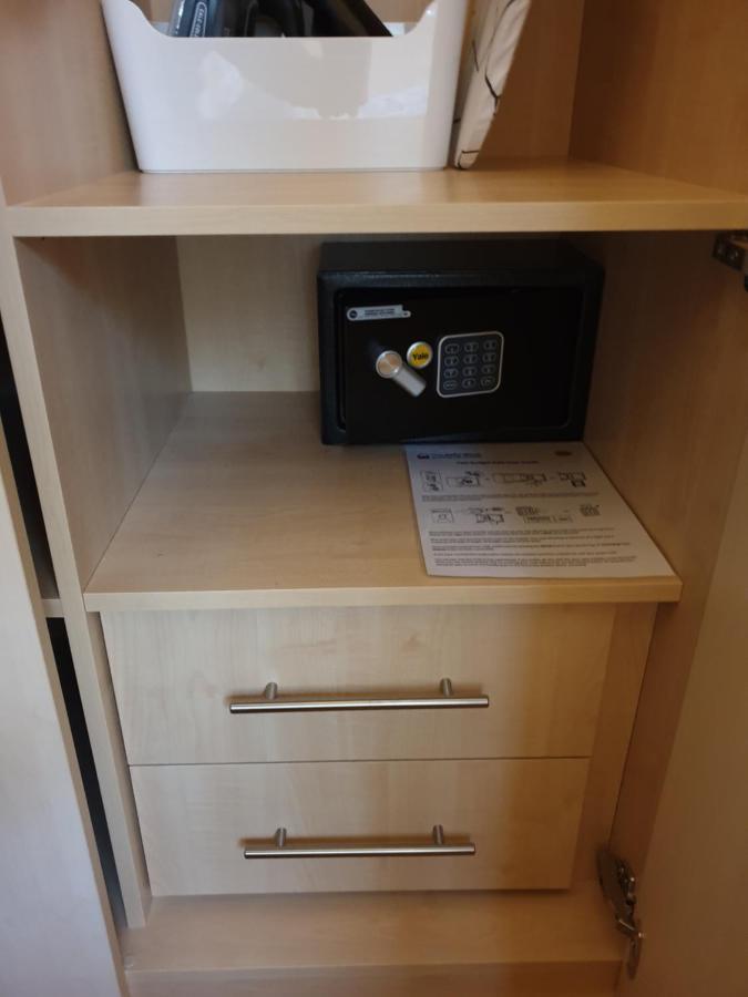 London Luxury Apartments 3 Bedroom Sleeps 8 With 3 Bathrooms 5 Mins Walk To Tube Station Free Parking Ilford Eksteriør bilde