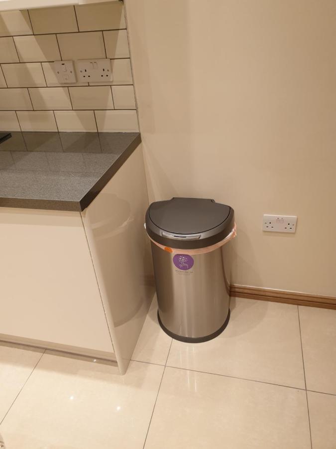 London Luxury Apartments 3 Bedroom Sleeps 8 With 3 Bathrooms 5 Mins Walk To Tube Station Free Parking Ilford Eksteriør bilde