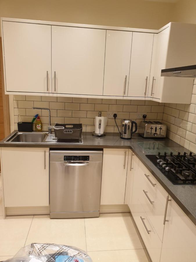 London Luxury Apartments 3 Bedroom Sleeps 8 With 3 Bathrooms 5 Mins Walk To Tube Station Free Parking Ilford Eksteriør bilde
