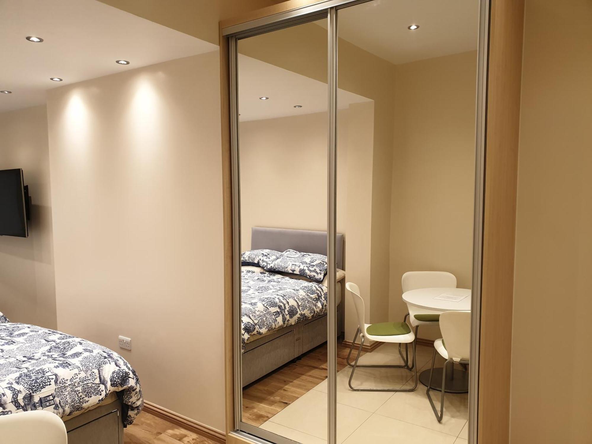 London Luxury Apartments 3 Bedroom Sleeps 8 With 3 Bathrooms 5 Mins Walk To Tube Station Free Parking Ilford Eksteriør bilde