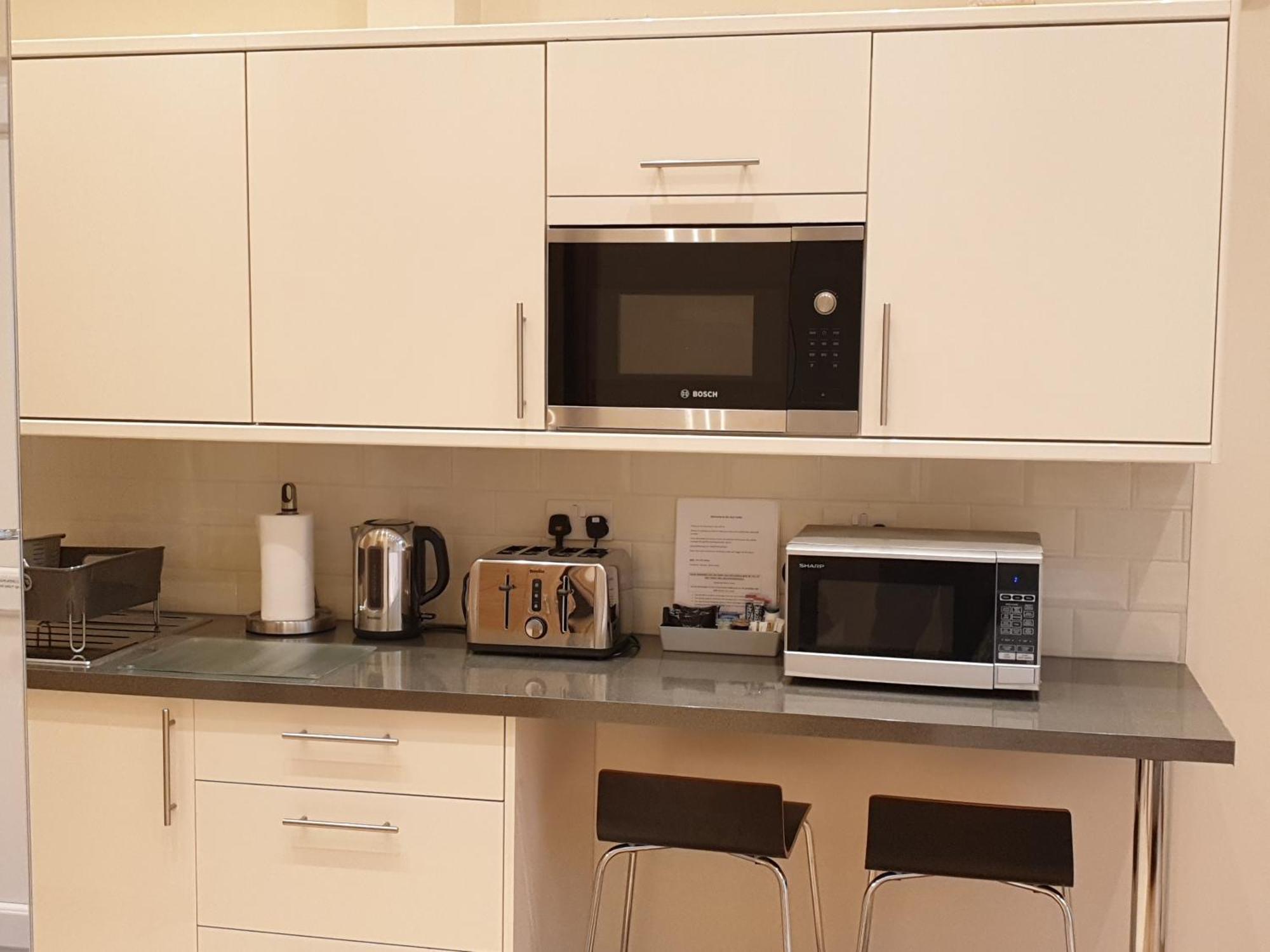London Luxury Apartments 3 Bedroom Sleeps 8 With 3 Bathrooms 5 Mins Walk To Tube Station Free Parking Ilford Eksteriør bilde