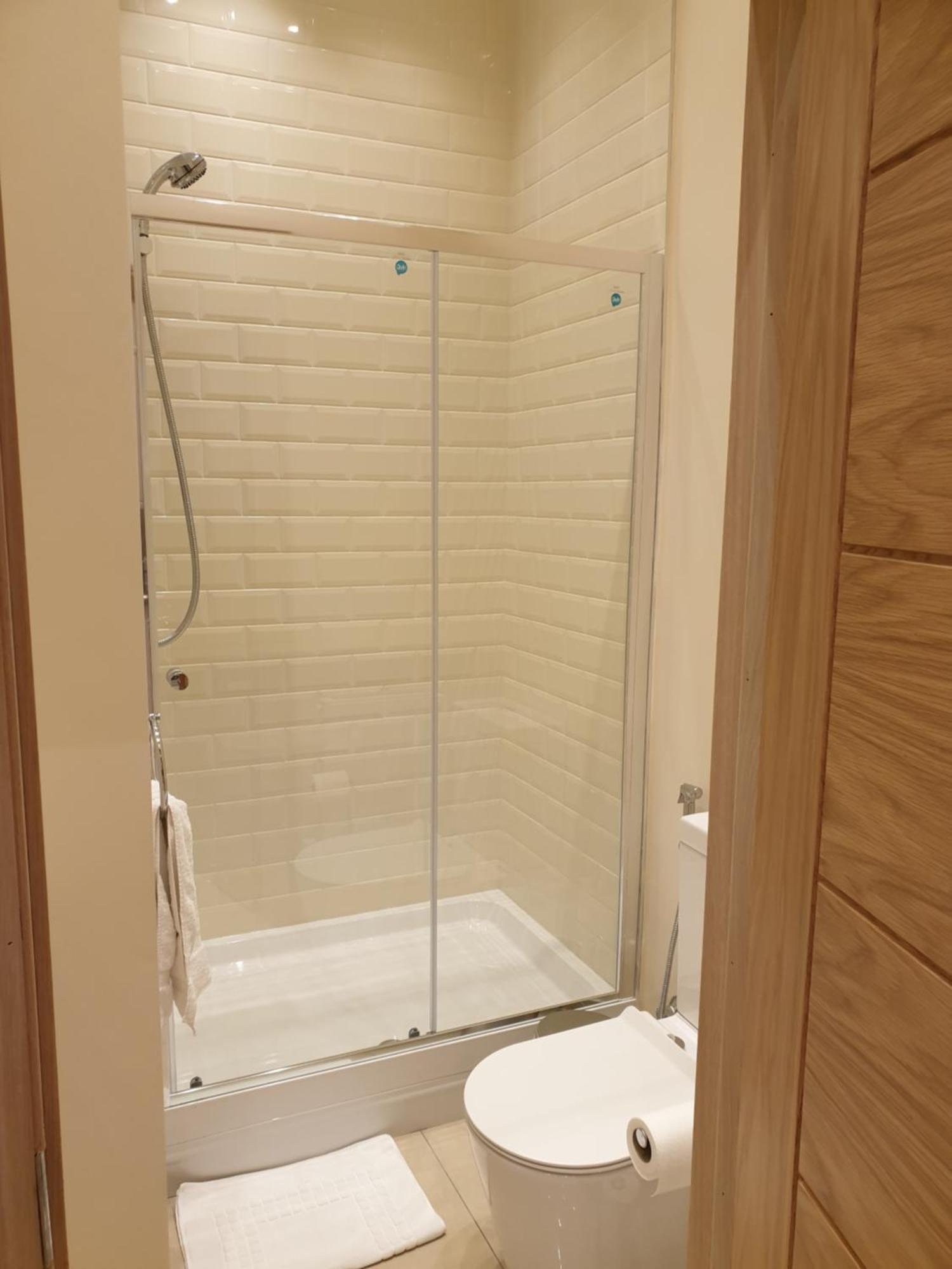 London Luxury Apartments 3 Bedroom Sleeps 8 With 3 Bathrooms 5 Mins Walk To Tube Station Free Parking Ilford Eksteriør bilde