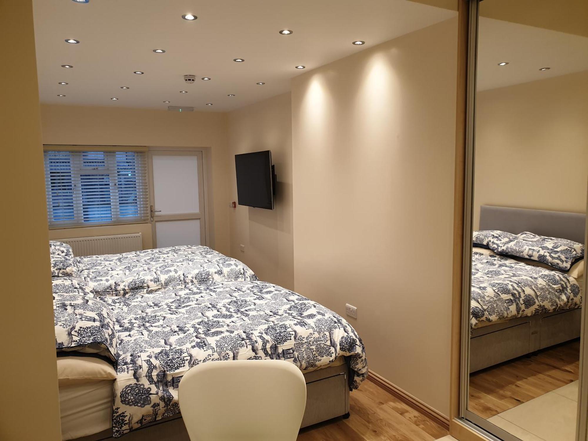 London Luxury Apartments 3 Bedroom Sleeps 8 With 3 Bathrooms 5 Mins Walk To Tube Station Free Parking Ilford Eksteriør bilde