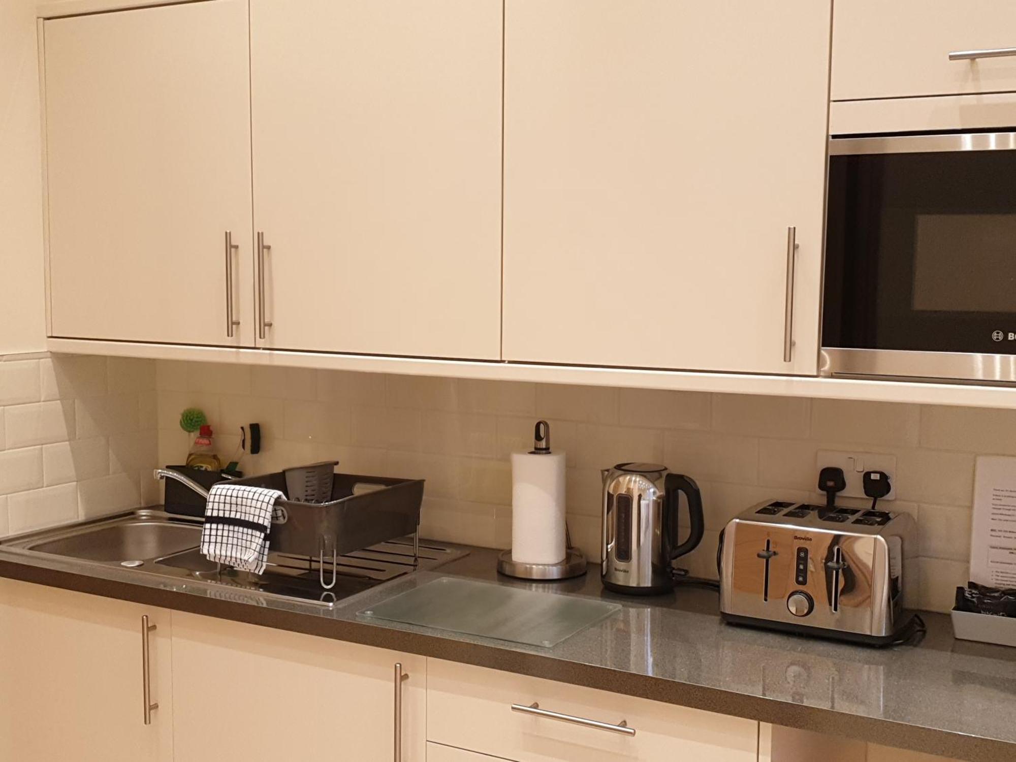 London Luxury Apartments 3 Bedroom Sleeps 8 With 3 Bathrooms 5 Mins Walk To Tube Station Free Parking Ilford Eksteriør bilde