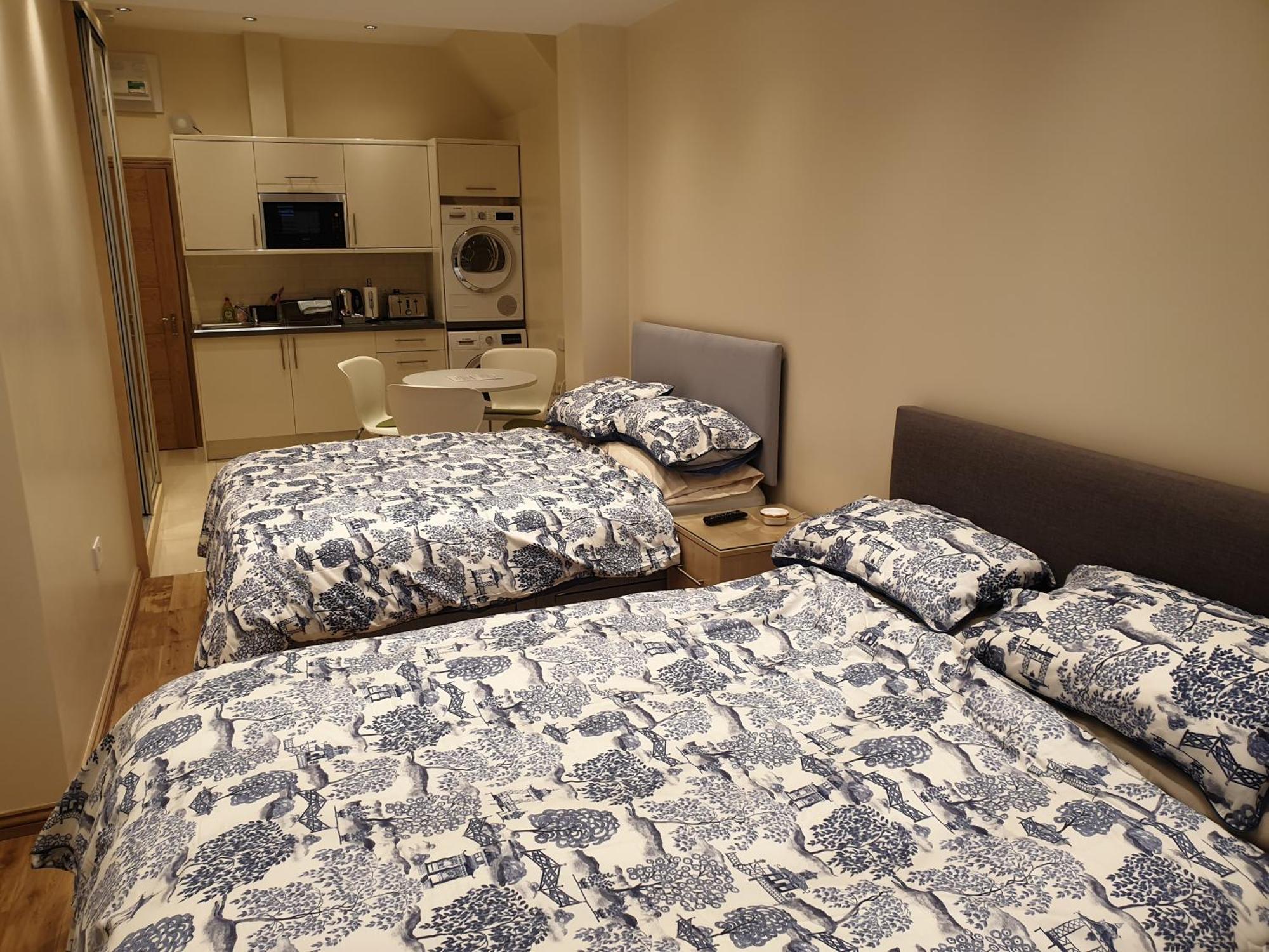 London Luxury Apartments 3 Bedroom Sleeps 8 With 3 Bathrooms 5 Mins Walk To Tube Station Free Parking Ilford Eksteriør bilde
