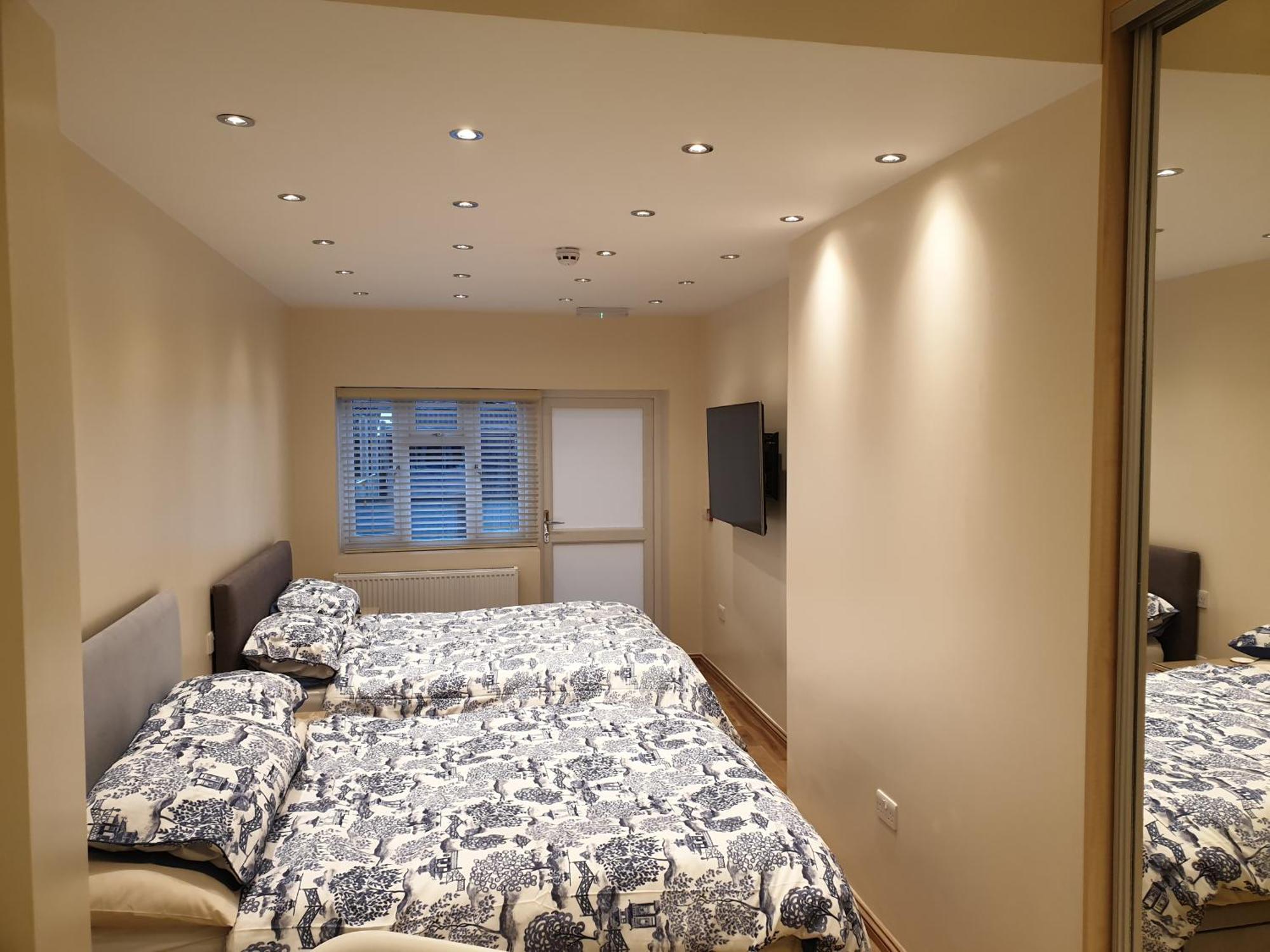 London Luxury Apartments 3 Bedroom Sleeps 8 With 3 Bathrooms 5 Mins Walk To Tube Station Free Parking Ilford Eksteriør bilde